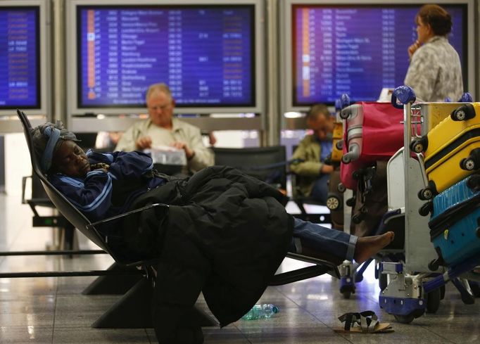 Passengers waiting for connecting flights rest at the terminal of German air carrier Lufthansa at the Fraport airport in Frankfurt, September 7, 2012. German air carrier Lufthansa passengers face widespread flight disruption after cabin crew representatives said they continue a series of strikes over pay and cost-cutting measures at Germany's largest airline. The UFO union, which represents around two-thirds of Lufthansa's 19,000 cabin crew called on its members to strike for 24 hours on all German airports on Friday. REUTERS/Kai Pfaffenbach (GERMANY - Tags: TRANSPORT BUSINESS CIVIL UNREST EMPLOYMENT) Published: Zář. 7, 2012, 5:57 dop.