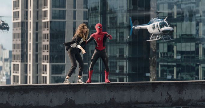 Zendaya jako MJ a Tom Holland v roli Petera Parkera.