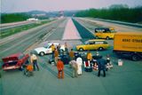 Dobový snímek ukazuje, že v 70. letech byly pneumatiky testovány převážně na vozech značky Opel.