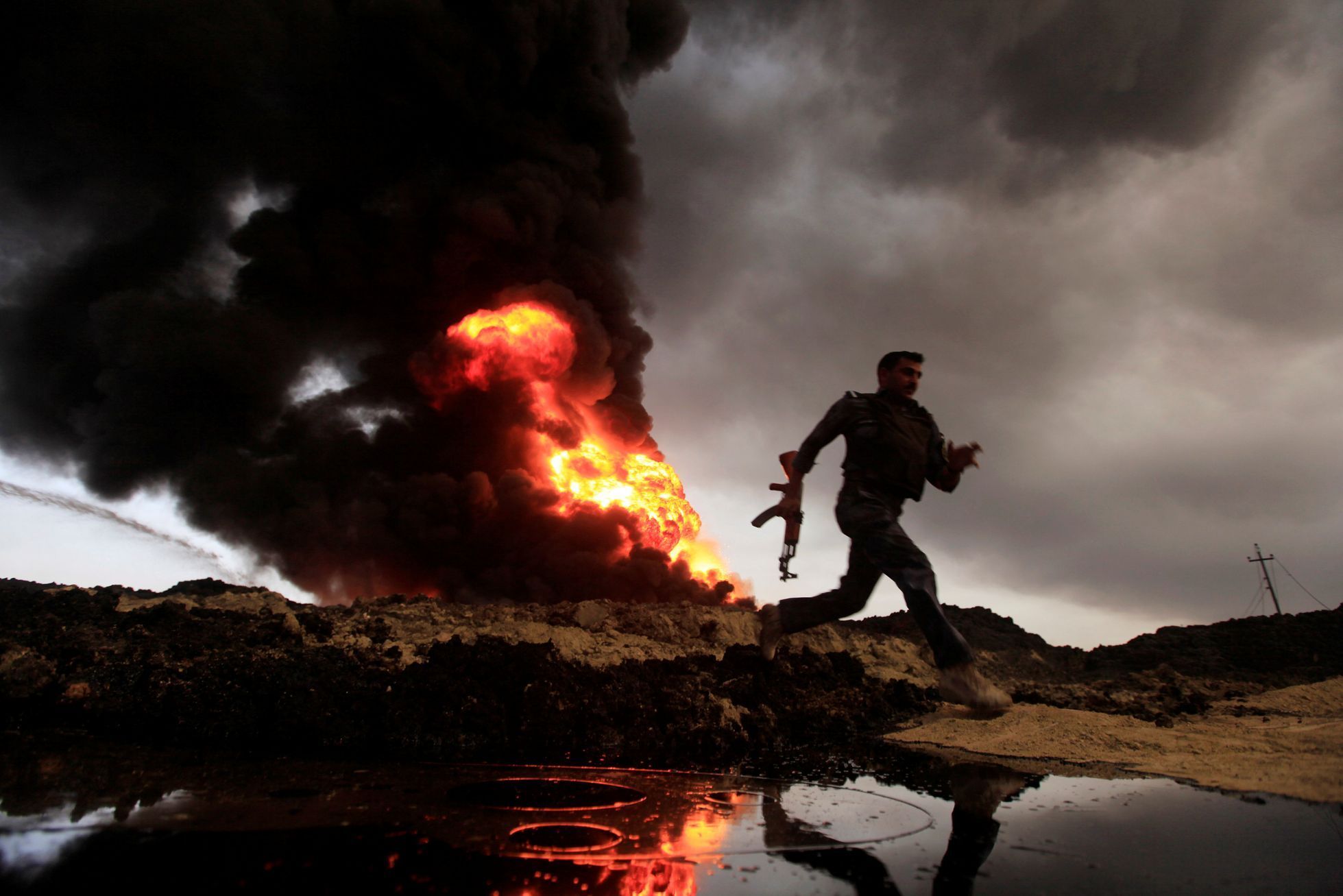 Irák - islamisté zapalují ropná pole ve snaze zbrzdit postup armády k Mosulu