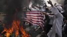 Indonesian Muslim protesters burn a mock U.S. flag during a protest in front of the U.S. embassy in Jakarta September 17, 2012. Indonesia police used teargas and water cannon on Monday to disperse hundreds of demonstrators who massed outside the U.S. embassy in Jakarta to protest against a film mocking the Prophet Mohammad. REUTERS/Beawiharta (INDONESIA - Tags: POLITICS CIVIL UNREST RELIGION) Published: Zář. 17, 2012, 10:17 dop.