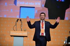 Živě: Sjezd ČSSD skončil. Zvedli jsme se z kolenou, poděkoval Hamáček spolustraníkům