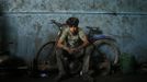 Palestinian Mohammed Jundeya, 17, poses for a photograph in a car repair garage in Gaza City May 30, 2013. Jundeya left school to work as an apprentice in the garage so that he could support his family's income. Apprentice mechanics earn around $100 per month, garage owners said. REUTERS/Mohammed Salem (GAZA - Tags: TRANSPORT SOCIETY EMPLOYMENT PORTRAIT) Published: Kvě. 30, 2013, 12:54 odp.