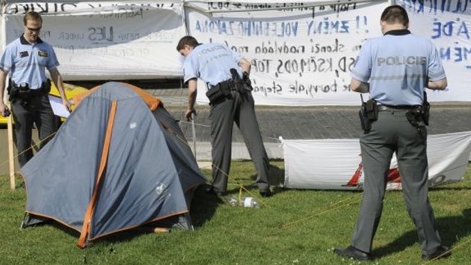 Policie kontroluje tábor "okupantů" v Praze na Klárově, 24. května.