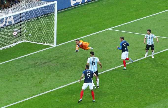 Benjamin Pavard střílí druhý gól v zápase s Argentinou.