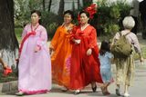 Korejské ženy se u příležitosi výročí převlékly do tradičních oděvů.