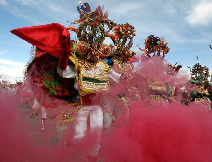 Členové skupiny "La Diablada" během karnevalu v Bolívii.