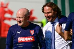 S Nedvědem někdy máme rozdílný názor, přiznal Hašek. Týmu vytkl chyby proti Chorvatům