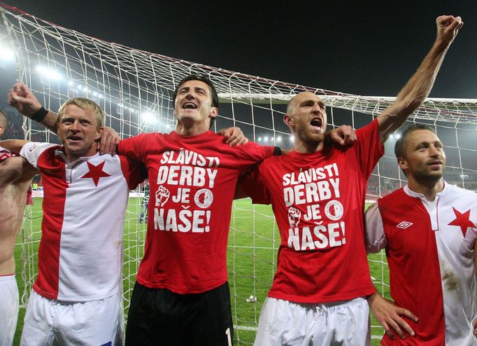 Fotbalisté pražské Slavie (zleva) Stanislav Vlček, Kamil Čontofalský, Martin Latka a David Hubáček děkují fanouškům v utkání 9. kola Gambrinus ligy 2012/13 se Spartou.