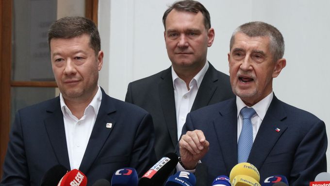 Předseda SPD Tomio Okamura a předseda ANO Andrej Babiš se nyní přetahují o podobnou skupinu voličů. Při jejich oslovování volí stále ostřejší slovník.