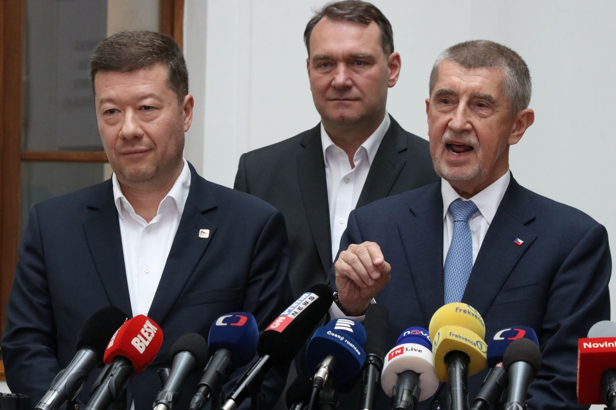 Naštvaná dvojice předsedů ANO a SPD Andreje Babiše a Tomia Okamury, kteří výjimečně vystoupili společně na tiskové konferenci