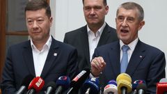 Naštvaná dvojice předsedů ANO a SPD Andreje Babiše a Tomia Okamury, kteří výjimečně vystoupili společně na tiskové konferenci
