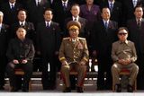 Severní Korea je považována za poslední stalinistickou diktaturu na světě. Pozvolna se přeměňuje v monarchii. Prvního vůdce Kim Ir-sena zastoupil v roce 1994 jeho syn Kim Čong-il. Kim Čong-un je tak pokračovatelem "rodinné tradice." Je vnukem Kim Ir-sena.