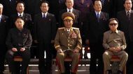 Severní Korea je považována za poslední stalinistickou diktaturu na světě. Pozvolna se přeměňuje v monarchii. Prvního vůdce Kim Ir-sena zastoupil v roce 1994 jeho syn Kim Čong-il. Kim Čong-un je tak pokračovatelem "rodinné tradice." Je vnukem Kim Ir-sena.