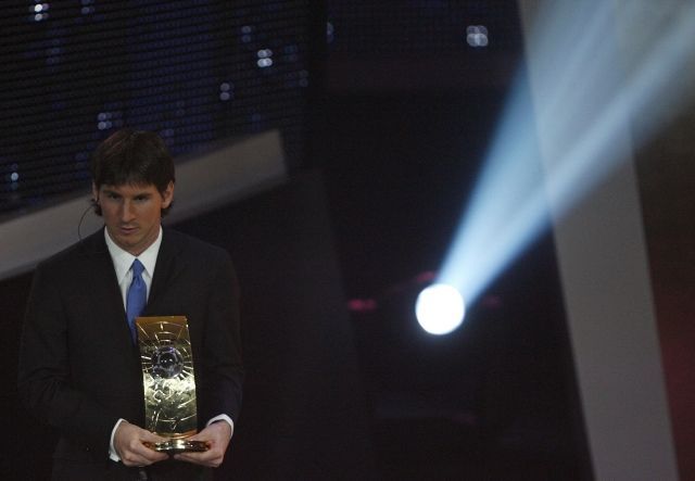 Messi s trofejí pro fotbalistu roku