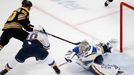 7. finále NHL 2018/19, Boston - St. Louis: Brankář Jordan Binnington zasahuje proti Joakimu Nordströmovi.