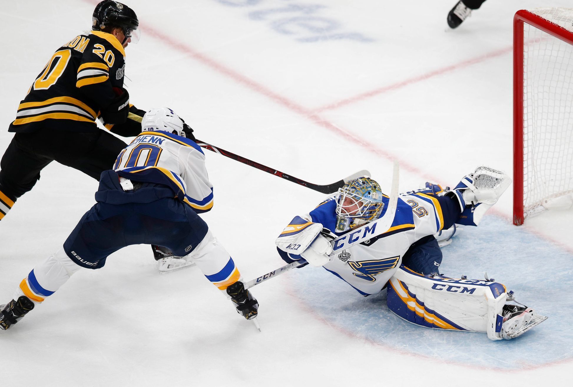 7. finále NHL 2018/19, Boston - St. Louis: Brankář Jordan Binnington zasahuje proti Joakimu Nordströmovi.