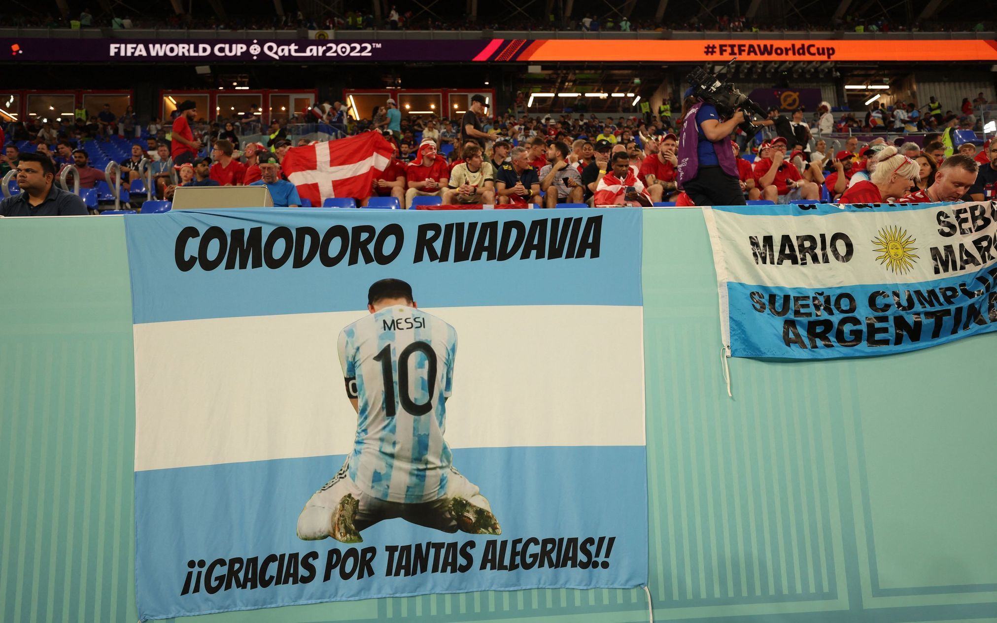 Transparent argentinských fanoušků "Díky za tolik radosti" pro Lionela Messiho