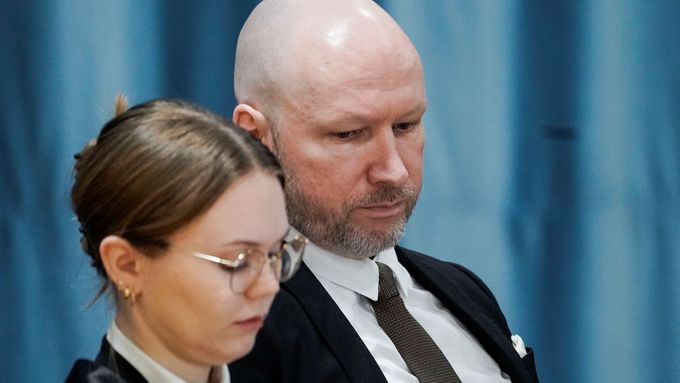 Norský masový vrah Breivik žaluje stát kvůli ukončení samovazby