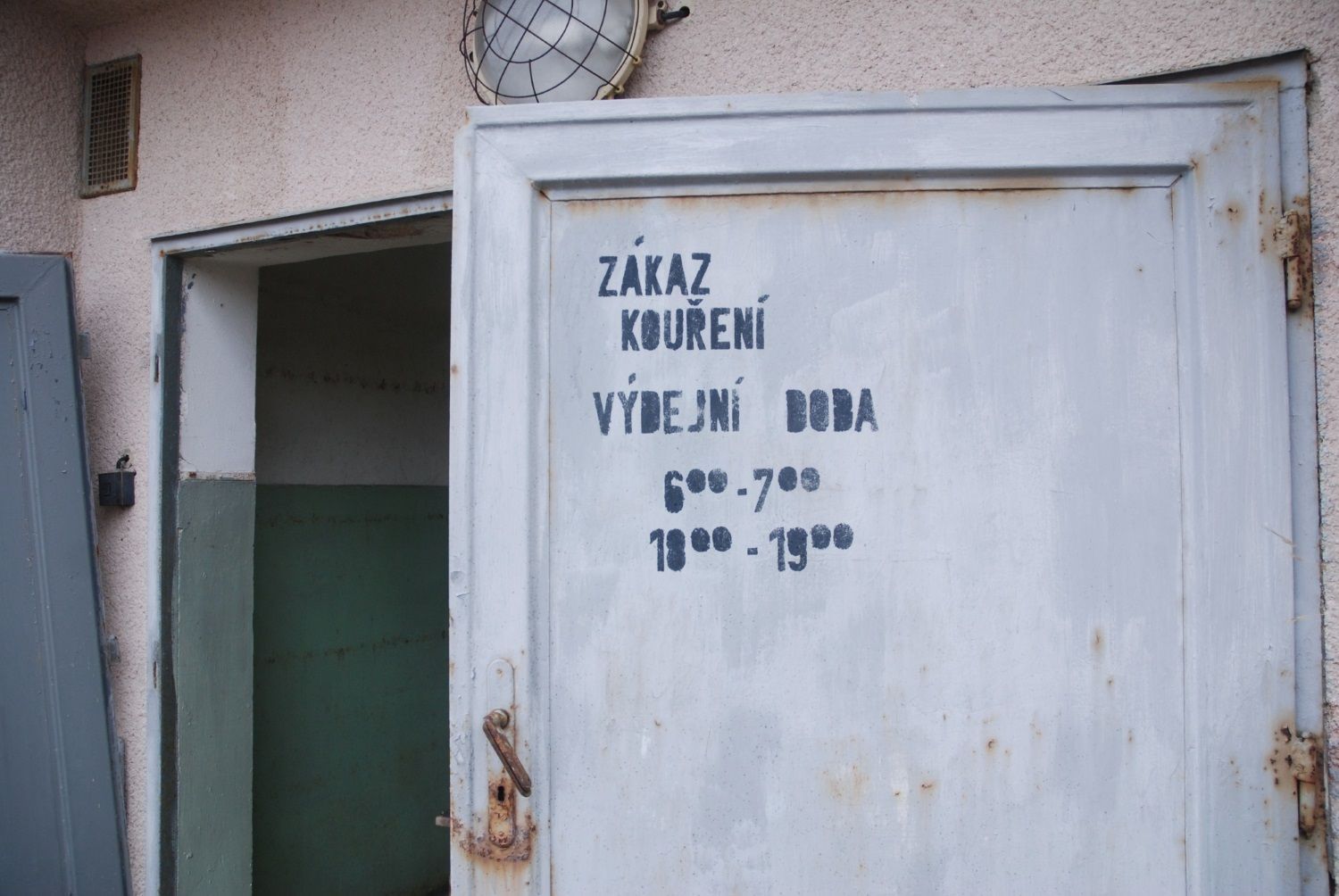 Cedule vzkazy příkazy zákazy opuštěná kasárna pohraniční stráže jižní Čechy