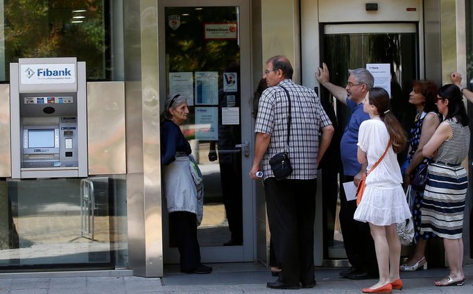 Fronta před pobočkou First Investment Bank v Sofii