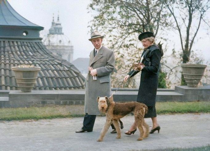 Edvard Beneš s chotí Hanou při procházce zahradou Pražského hradu v dubnu 1938. Kolorováno