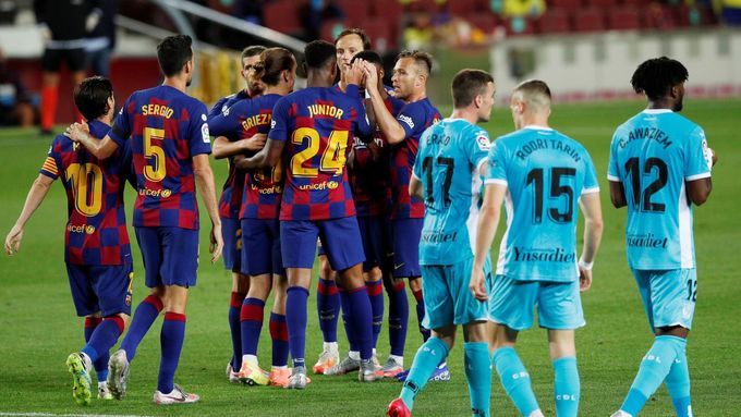 Fotbalisté Barcelony se radují z gólu v zápase proti Leganés.