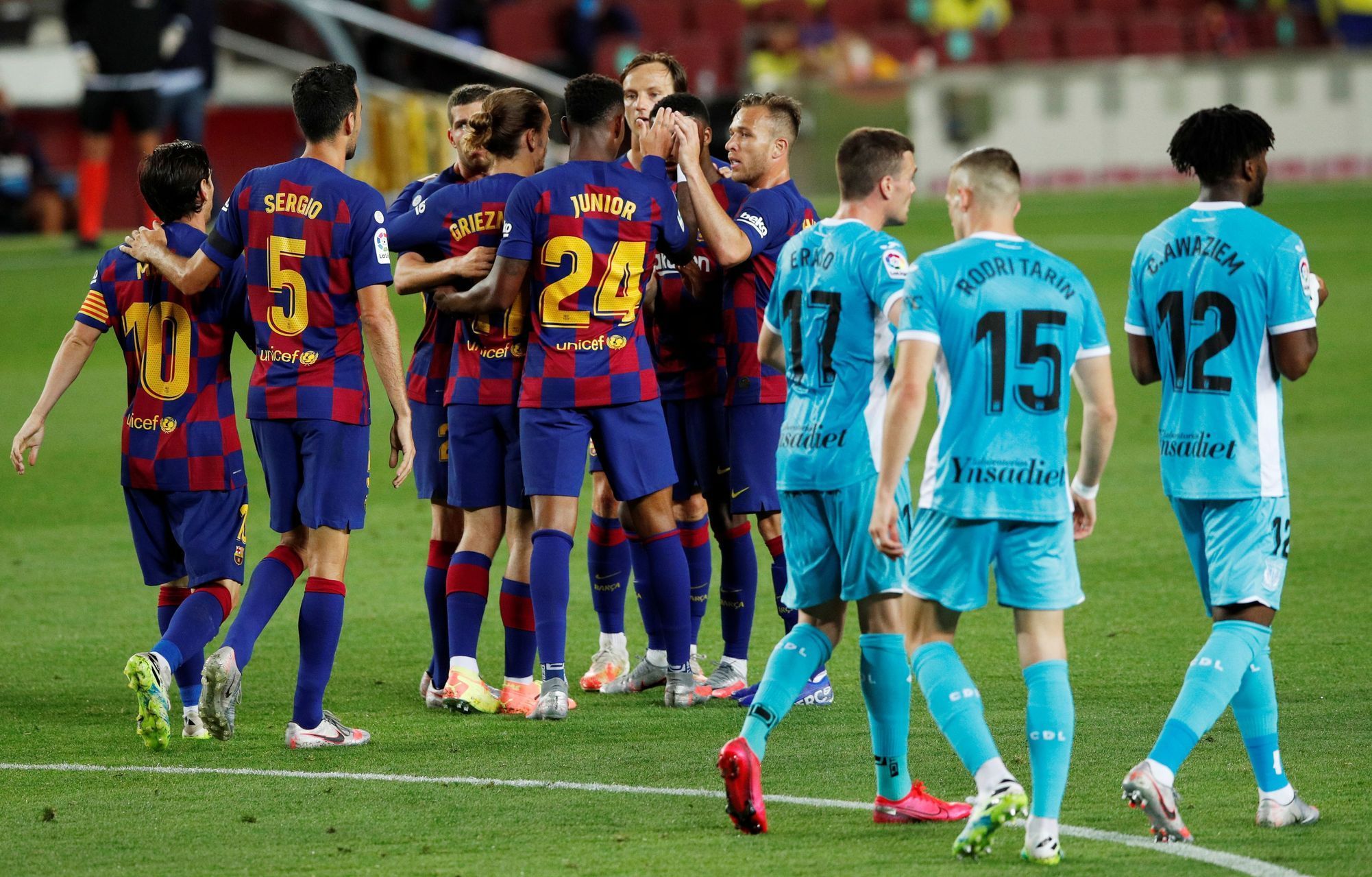 29. kolo španělské fotbalové ligy 2019/20, Barcelona - Leganés: Domácí fotbalisté oslavují gól na 1:0