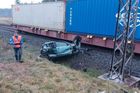 Vlak se střetl s autem, další srazil člověka. Provoz na druhém koridoru je omezený