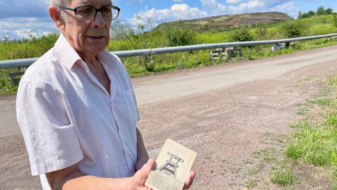 Dvaaosmdesátiletý Jan z Kunovic se do Heřmanic vrátil poprvé po 57 letech. V dolu Stalin a Rudý říjen tady do roku 1968 rubal uhlí, dnes ho překvapilo, jak je odval po těžbě obrovský.