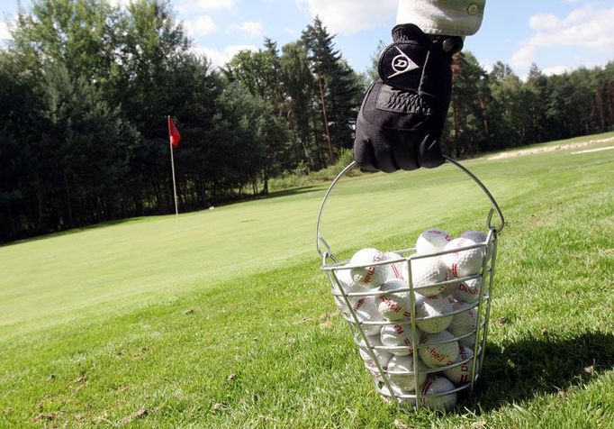 Mezi lety 1936 až 1950 se na hřišti na okraji Klánovického lesa hrával golf. Komunisté tam potom vysázeli les. Společnost Forest Golf Resort se již několik let snaží hřiště obnovit. Klánovičtí obyvatelé jsou proti.