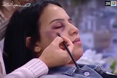 Na modřiny stačí trocha make-upu. V marocké televizi radili ženám, jak zakrýt domácí násilí