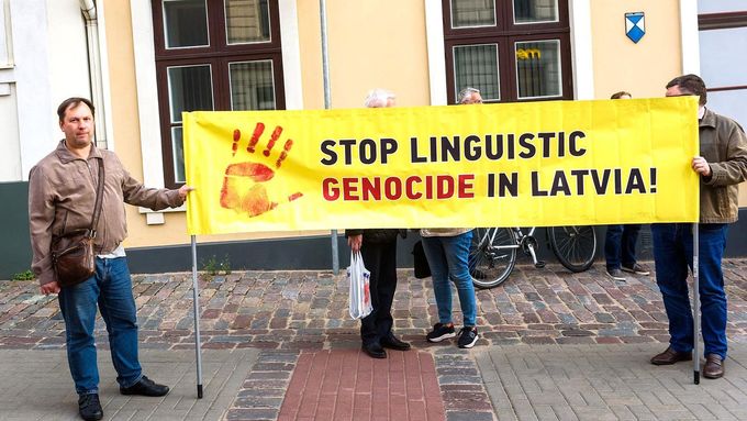 Lidé z Lotyšsko-ruské unie protestují proti plnému přechodu lotyšských škol na lotyšský jazyk, 7. září 2022, Riga. Zákon parlament nakonec schválil.