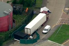 Britská policie pustila na kauci tři lidi zadržené kvůli mrtvým v kamionu
