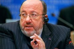 Europoslanci žádají rezignaci komisaře