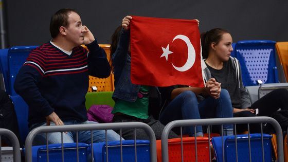 Prohlédněte si fotografie z prvního zápasu basketbalistek USK Praha, které v cestě za obhajobou euroligového titulu doma prohrály s Kayserisporem 68:72 po prodloužení.