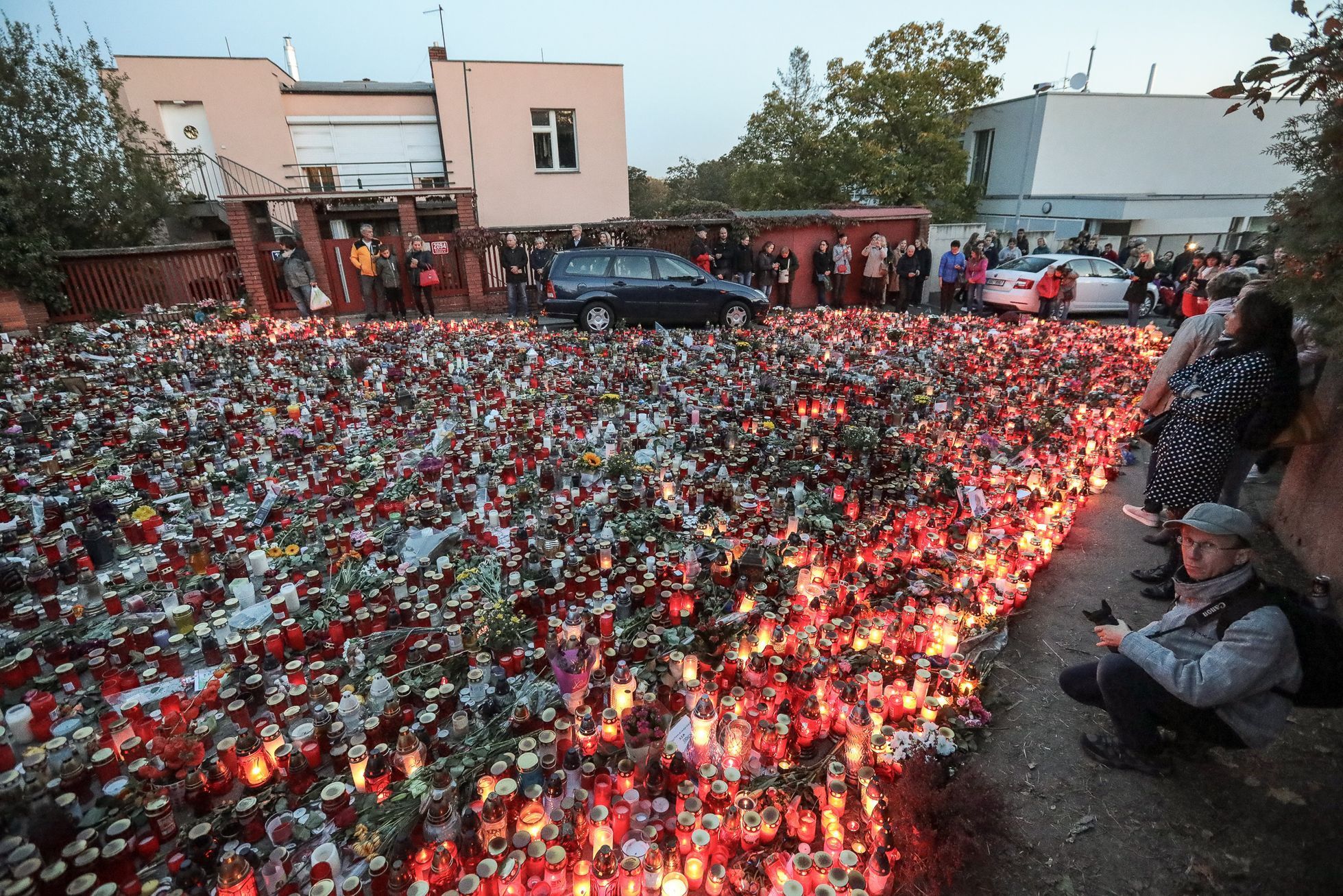 Svíčky před vilou Bertramka - Karel Gott, pět dní po úmrtí