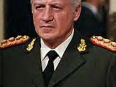 Argentinský diktátor Leopoldo Galtieri nařídil invazi na Falklandy. Ve vězení strávil pět let.