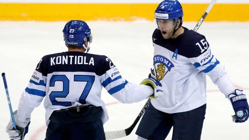 Finland's Tuomo Ruutu (R) celebrates with his teammate Petri Kontiola after scoring a goal against the Czech Republic during their Ice Hockey World Championship quarterfi