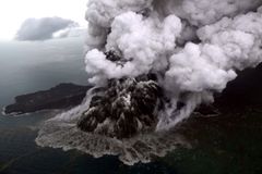 I kvůli oblačnosti nemohou úřady prozkoumat sopku Anak Krakatoa. Hrozí další tsunami