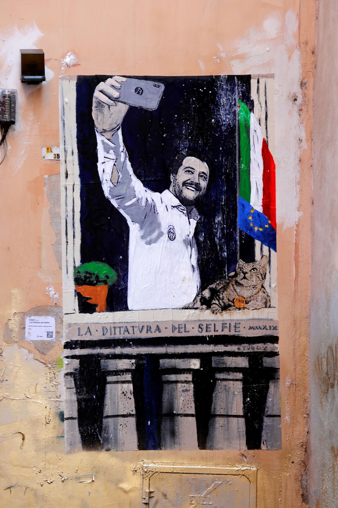 Malba znázorňující italského ministra vnitra a šéfa strany Liga Mattea Salviniho na zdi v Římě.