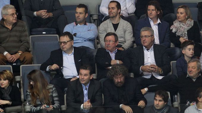 Vladimír Martinec (v druhé řadě uprostřed) byl i na nedávném zápase českých hokejistů se Švédy.