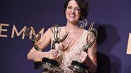 Phoebe Waller-Bridgeová se svými třemi Emmy za seriál Potvora.