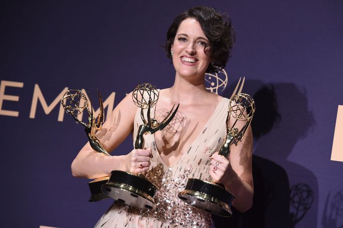 Phoebe Waller-Bridgeová se svými třemy Emmy za seriál Potvora.