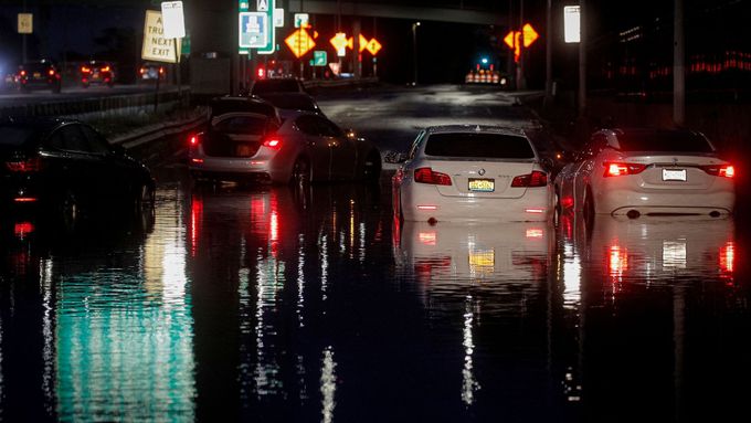 Zaplavené silnice ve čtvrti Queens v New Yorku.