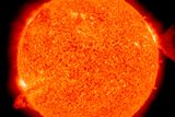 Tento snímek zachycuje erupce na Slunci. Díváte se na protilehlou stranu Slunce, přičemž je patrné, jak nestabilní levá strana vybuchuje, z pravé strany je do vesmíru vymrštěno záření typu M-1.