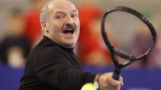 Pro Lukašenka je zamítnutí akreditace na olympiádu velká rána. Je náruživým sportovcem a šéfem Běloruského olympijského výboru.