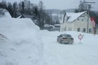 Česko zahalila mlha, na silnicích leží ujetý sníh
