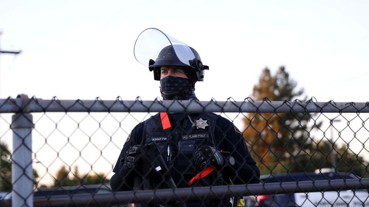 Policisté vedli Afroameričana na laně ulicemi, muž je nyní žaluje o milion dolarů