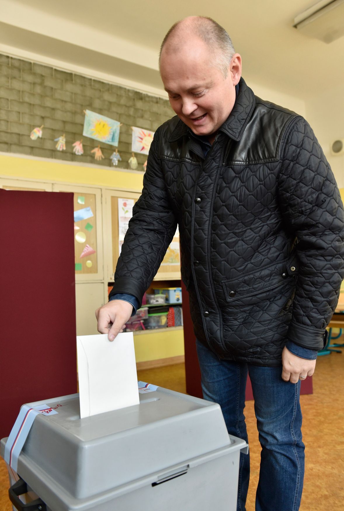 Michal Hašek hlasuje